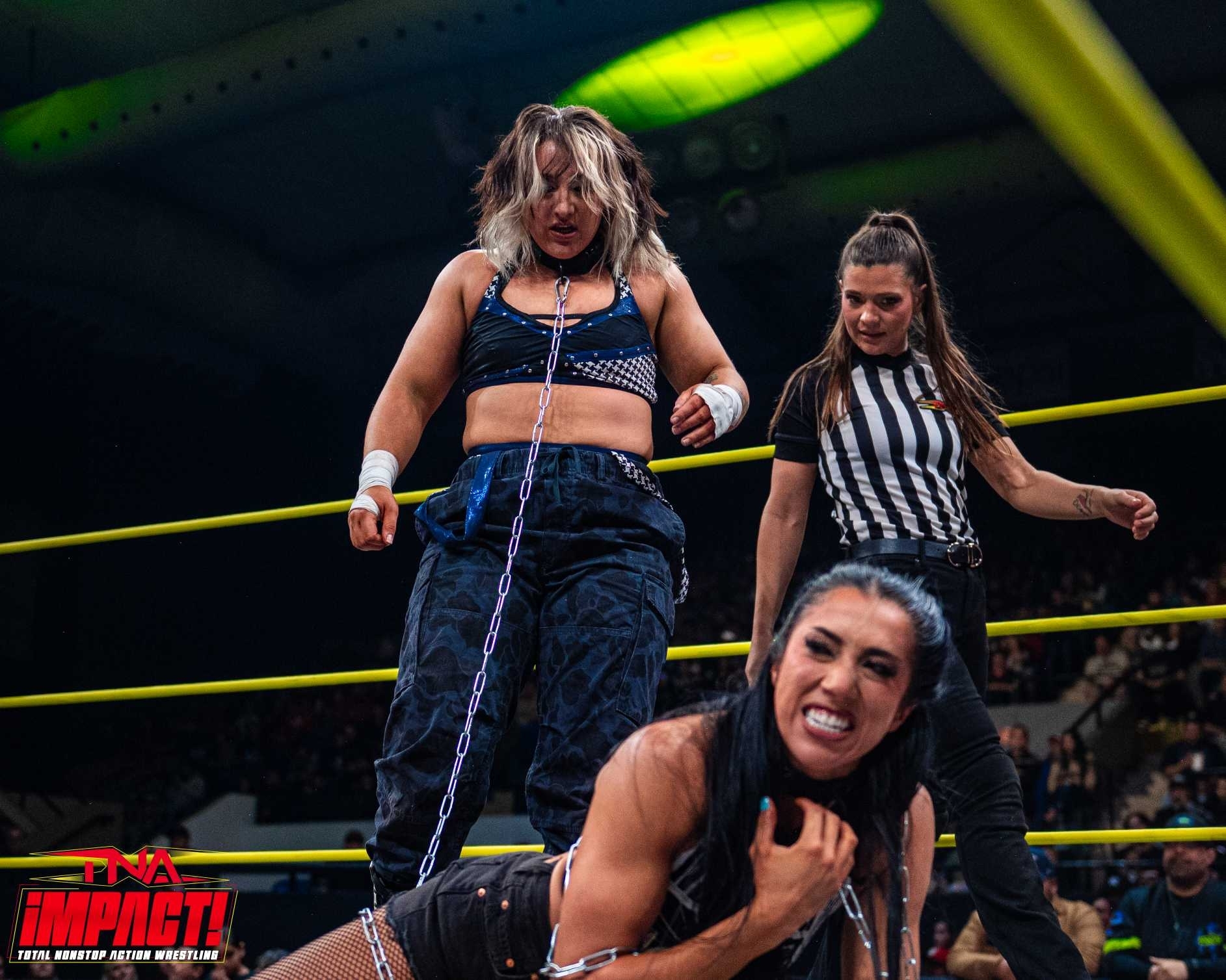 Dani Luna-Indi Hartwell dog collar match