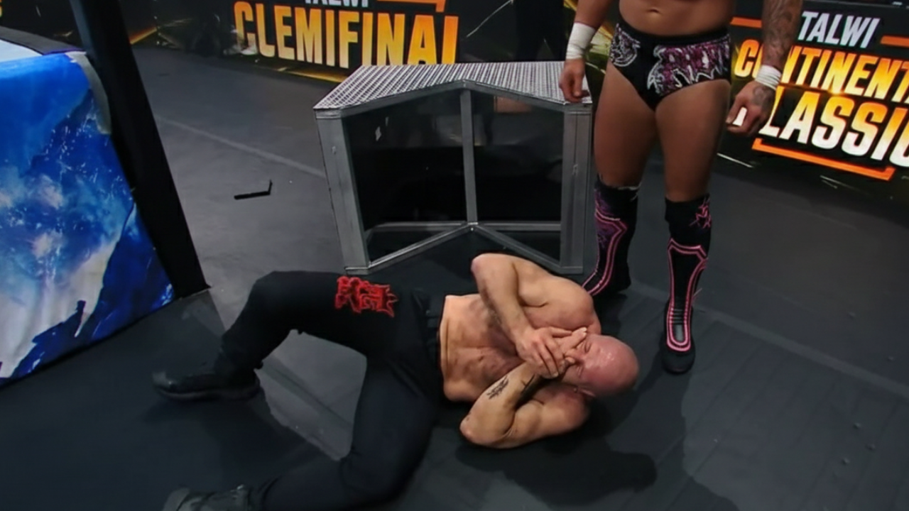 Jon Moxley legit splits tooth in two during AEW Worlds End